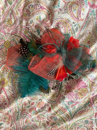 Tocado de fiesta coral y verde azulon