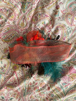 Tocado de fiesta coral y verde azulon