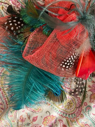 Tocado de fiesta coral y verde azulon