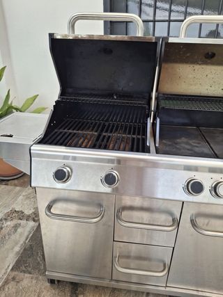 Barbacoa de gas con plancha y piedras