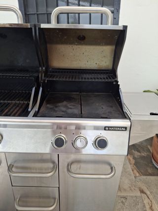 Barbacoa de gas con plancha y piedras