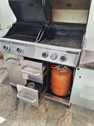 Barbacoa de gas con plancha y piedras