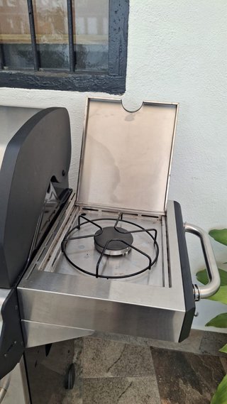 Barbacoa de gas con plancha y piedras