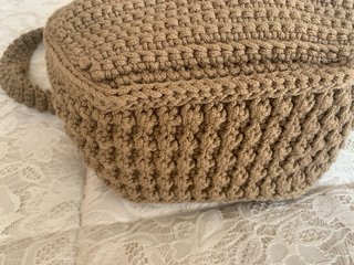 Borsa uncinetto beige con dettagli oro