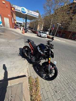 KTM Duke 125 Negra y Naranja
