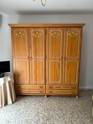 Armario de madera con 4 puertas