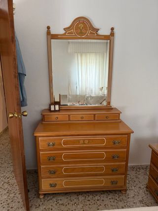 Armario de madera con 4 puertas