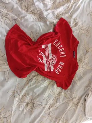 Camiseta roja con estampado de cerezas