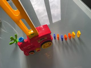 Trenino rosso con tessere domino 3+