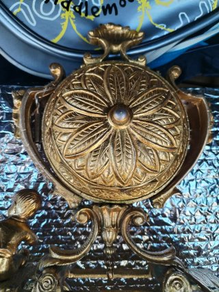 Reloj de sobremesa dorado con figura es de bronce