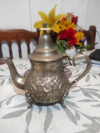 Tetera indu antigua de metal con grabados