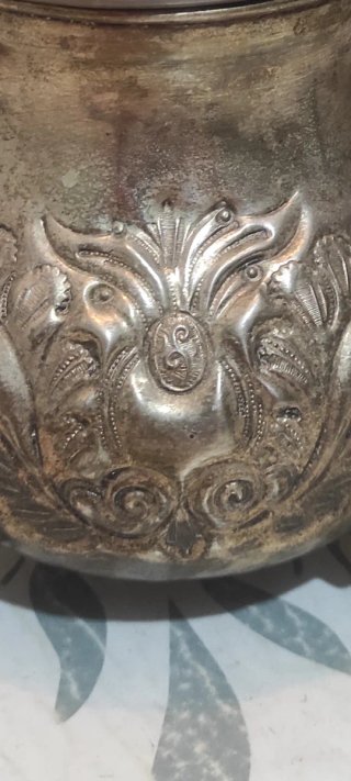 Tetera indu antigua de metal con grabados