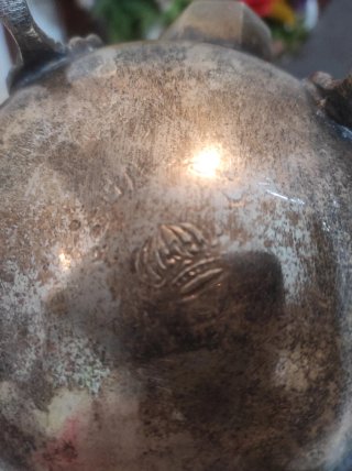 Tetera indu antigua de metal con grabados