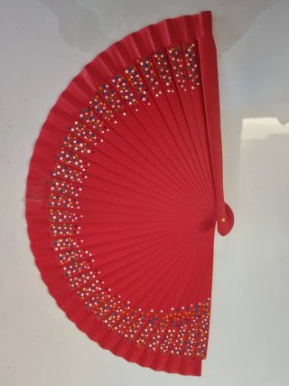 Abanicos de madera pintados a mano.