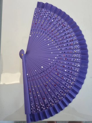 Abanicos de madera pintados a mano.