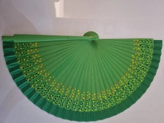 Abanicos de madera pintados a mano.