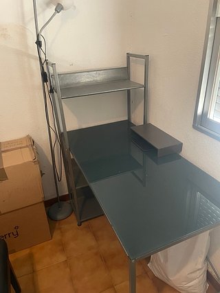 Escritorio metalico con mesa de cristal.