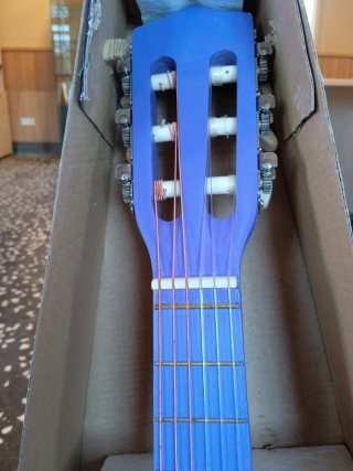 Guitarra infantil violeta con diseño