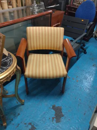 Sillón de tela y madera