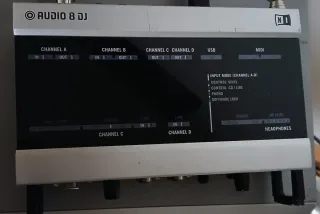 Native Instruments Traktor Audio 8 DJ
