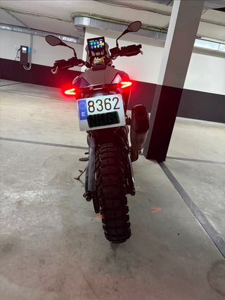 BMW F900GS Adventure Moto Oro Blanco