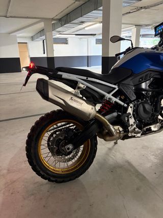 BMW F900GS Adventure Moto Oro Blanco