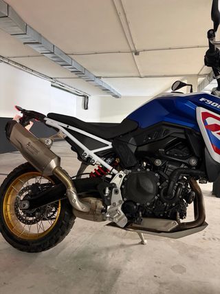 BMW F900GS Adventure Moto Oro Blanco