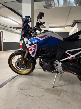 BMW F900GS Adventure Moto Oro Blanco