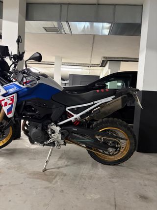 BMW F900GS Adventure Moto Oro Blanco