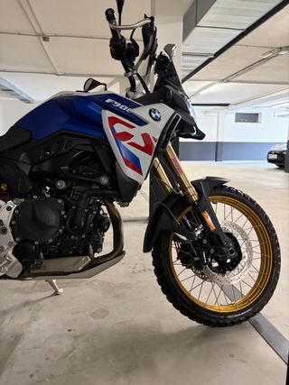 BMW F900GS Adventure Moto Oro Blanco