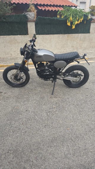 Leonart Tracker 125 Naked