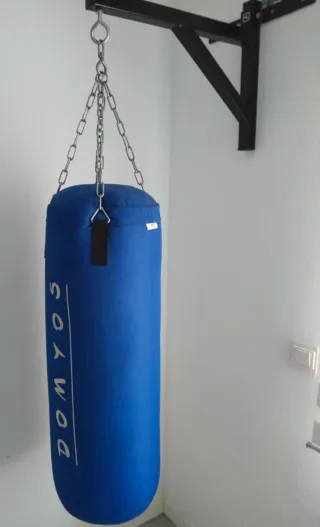 Saco de boxeo azul DOMYOS con soporte negro