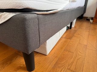 Cama tapizada gris con colchón