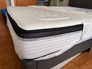 Cama tapizada gris con colchón
