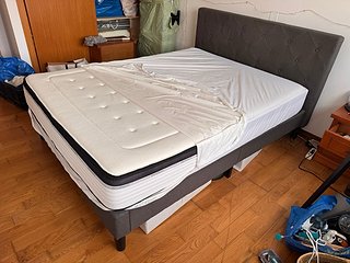 Cama tapizada gris con colchón