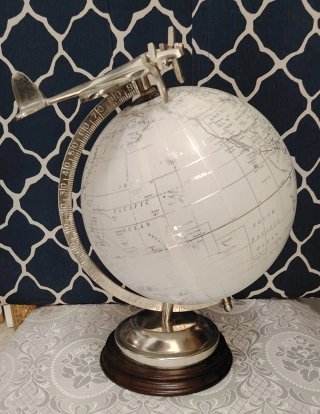 Mappamondo con aereo in metallo