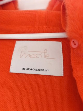 Chaqueta naranja con cuello de pelo