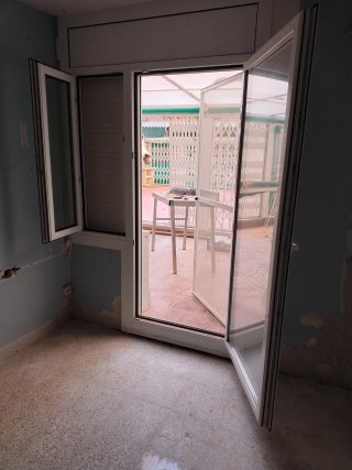 Puerta y ventana aluminio con persianas