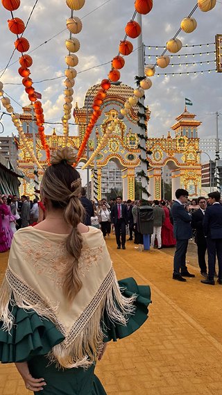 Traje de flamenca verde oscuro y manton dorado