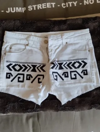 Shorts blancos Stradivarius con estampado