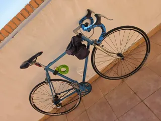 Bicicleta de carretera azul