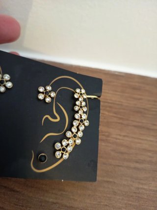 Pendientes dorados con pedrería