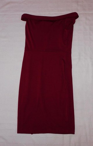 Vestido rojo ajustado escote Bardot