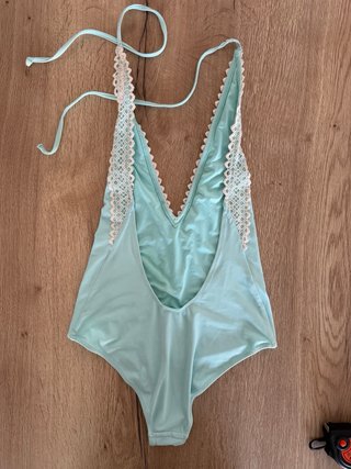 Bañador H&M azul con encaje blanco