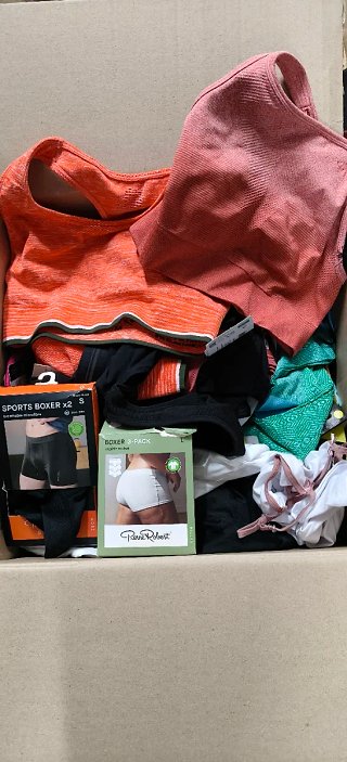 Palet de ropa y calzado