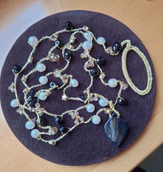 Collana choker uncinetto perle e pietre dorata