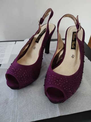 Zapatos de fiesta morados con pedrería