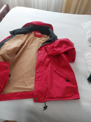 Chaqueta GORE-TEX Roja y Negra