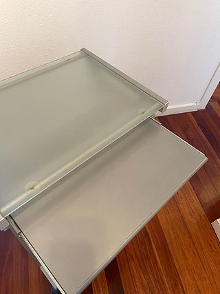 Mesa auxiliar cristal y metal