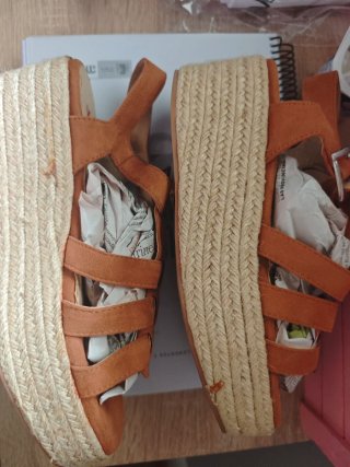 Cuñas de esparto marrones